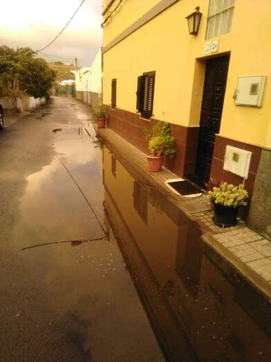 Charco formado delante de la puerta principal de la vivienda de Silvestre Ojeda/TA.